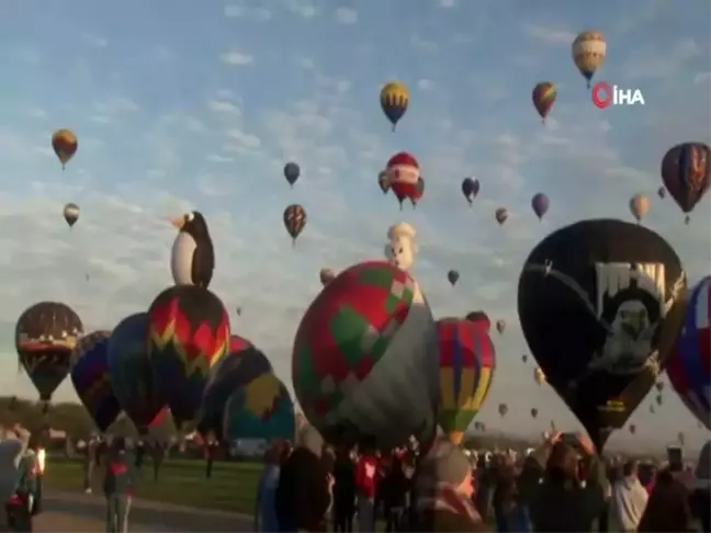 Sıcak hava balonları gökyüzünü renklendirdi