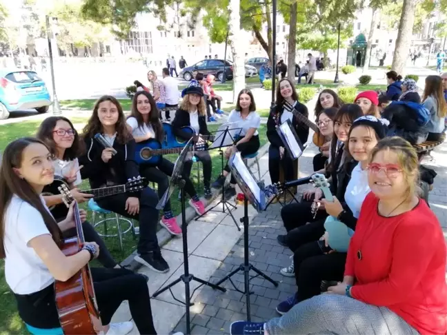 Eskişehir Hacı Süleyman Çakır Kız Anadolu Lisesi, 'Erasmusdays' etkinliklerini kutlamak için stant...