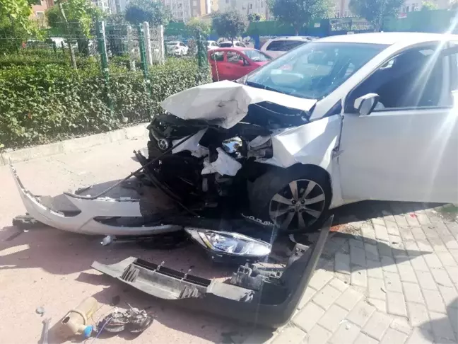 Beylikdüzü'nde iki araç kafa kafaya çarpıştı: 4 yaralı