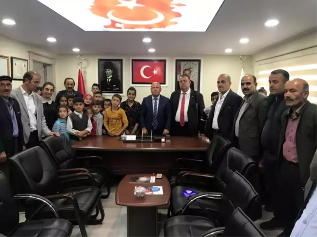 İş adamı Karahanlı'dan şehit çocuklarına kırtasiye yardımı