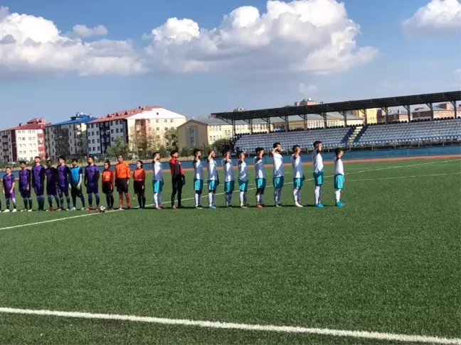 Kars'ta dostluk maçında Mehmetçiğe selam gönderdiler