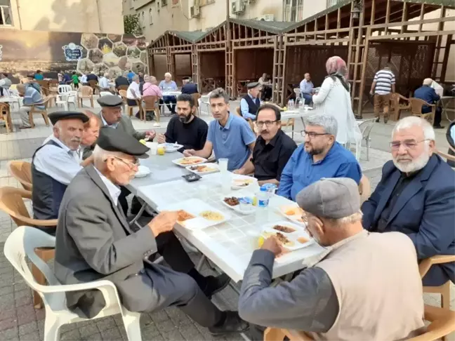 Adıyaman'da vatandaşlara lokma dağıtıldı