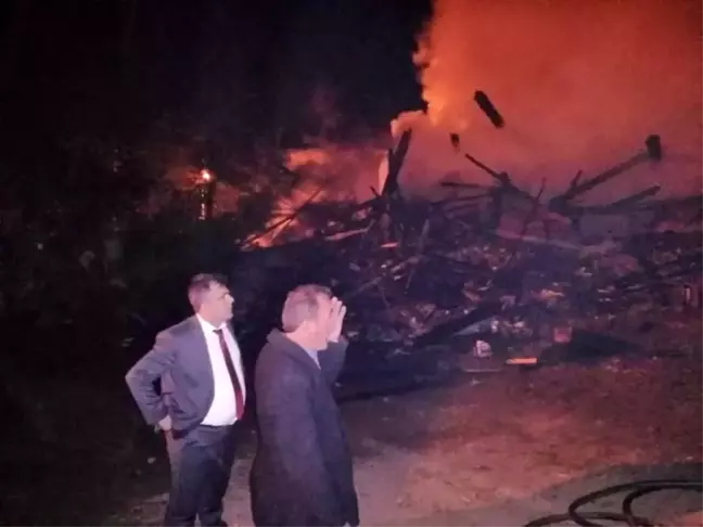 Kastamonu'da iki katlı ev kül oldu, 5 ton sarımsak yandı