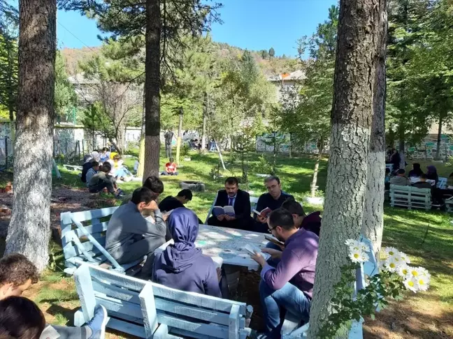Derebucak'ta öğrenciler okul bahçesinde topluca kitap okudu