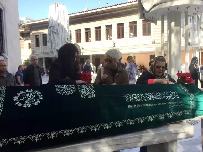 Adliyede intihar eden yazar Seray Şahiner'in eşi son yolculuğuna uğurlandı