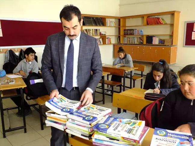 Ulaş Kaymakamı Akköz, öğrencilere kaynak kitabı dağıttı
