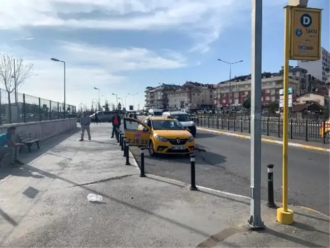 Pendik'te hastane önünde tartıştığı yolcu taksiciyi bacağından vurdu