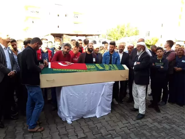 Akçakale'ye atılan roketle şehit olan vatandaş gözyaşlarıyla defnedildi