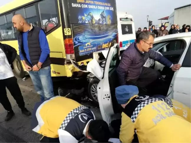 Ootomobil, otobüse arkadan çarptı: 2 yaralı