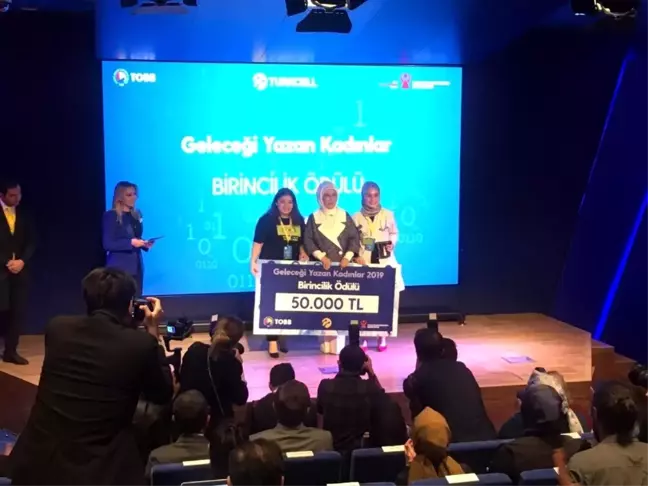 Geleceği Yazan Kadınlar ödüllerini Emine Erdoğan'ın elinden aldı