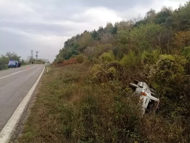 Ayancık'ta otomobil şarampole devrildi: 1 yaralı