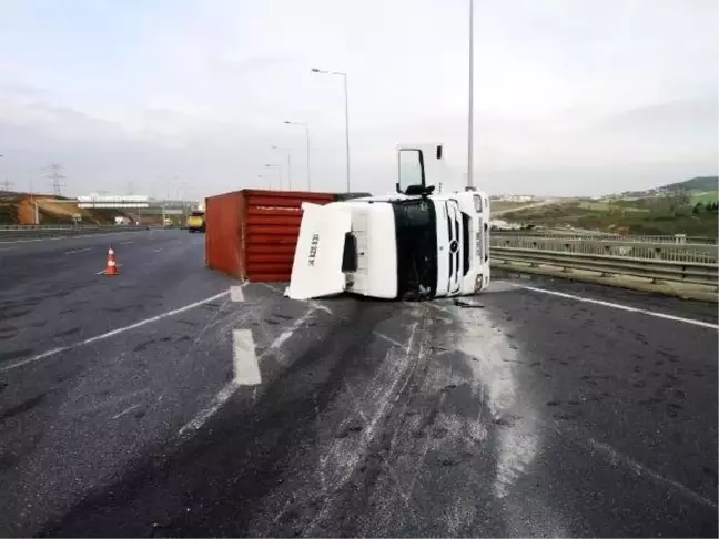 Sancaktepe'de otomobille çarpışan TIR devrildi