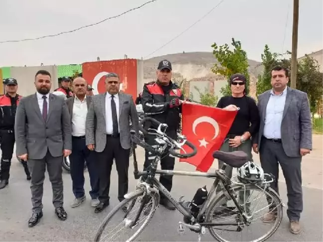 Güvenlik güçlerine destek için bisikletiyle 1200 kilometre yol kat etti