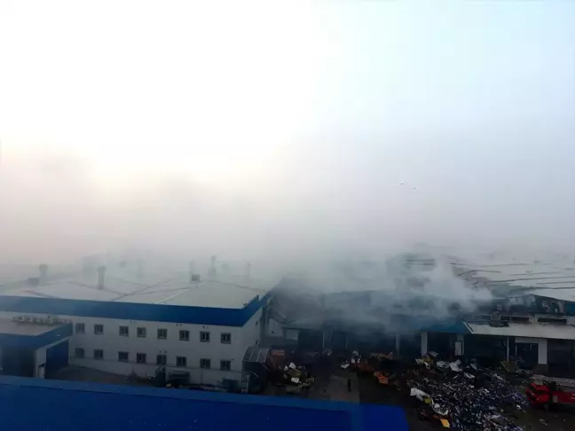 Düzce'de fabrikada çıkan yangında soğutma çalışmaları devam ediyor