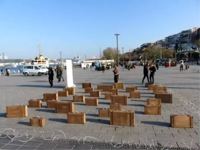 Üsküdar'da tel örgüler içinde valizli etkinlik... Ülkelerini terk etmek zorunda kalanlara vurgu...