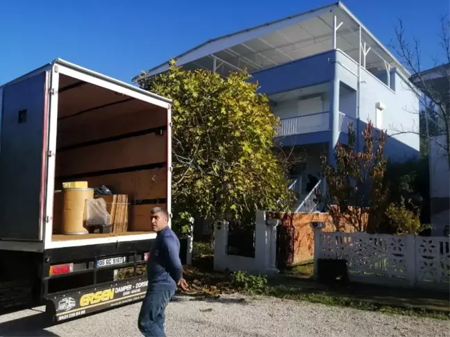 İzmir'de kaçak olduğu iddia edilen 7 ev yıkılıyor