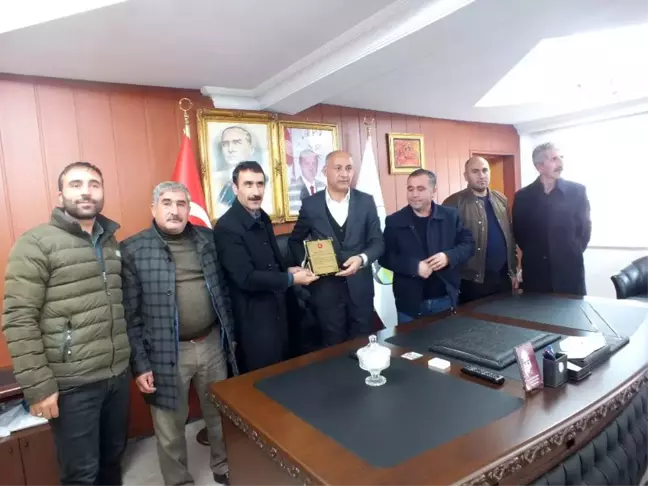 Muhtarlardan Başkan Altın'a plaket