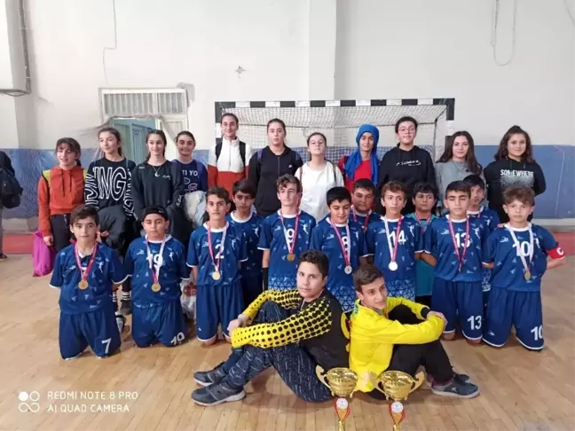 Necatibey Ortaokulu, Hentbol'da 2 kupa birden aldı