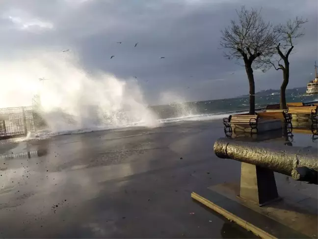 İstanbul'da şiddetli rüzgar nedeniyle bazı vapur seferleri iptal edildi