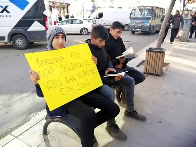 Kars'ta liseli öğrencilerden okuma kampanyası