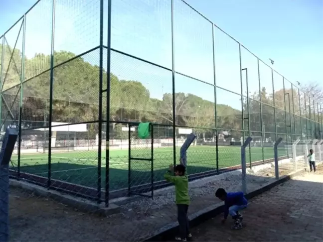 Acarlar Mahallesi'nde öğrenciler halı sahaya kavuştu
