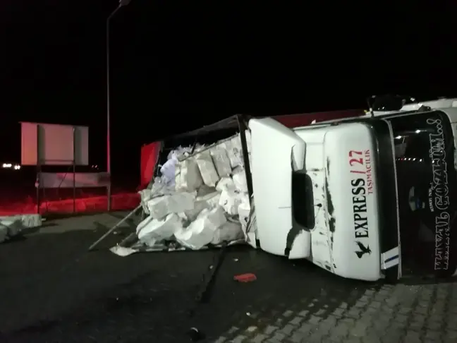 Ilgın'da tır devrildi: 1 yaralı
