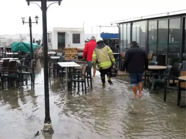 Kadıköy'de çay bahçesini lodos nedeniyle su bastı