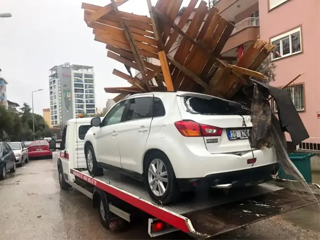 Rüzgarın uçurduğu çatının parçaları araca ok gibi saplandı
