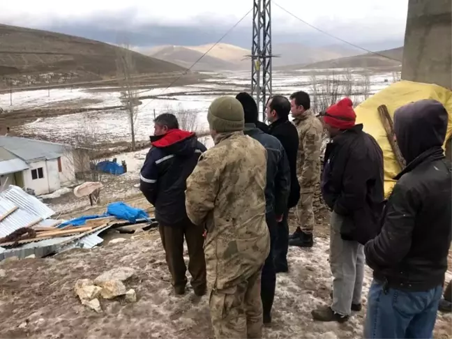 Otlukbeli'nde fırtına çatıları uçurdu