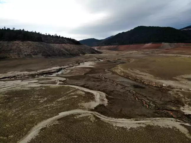 Görüntüsü kuraklığı andıran o barajda su tutulmaya başlandı