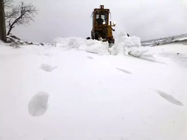 Alaşehir'in kırsal mahallelerinde belediye ekiplerinin kar mesaisi