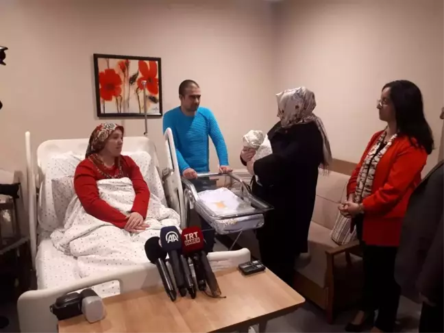 Bakan Selçuk yeni yılın ilk bebeğine