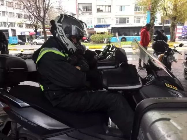 Motorun üstünde zamanla yarışıyor, canlarını hiçe sayıyorlar