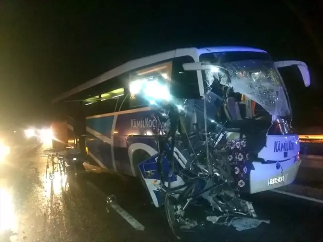 Bilecik'te yolcu otobüsü ile tır çarpıştı: 11 yaralı