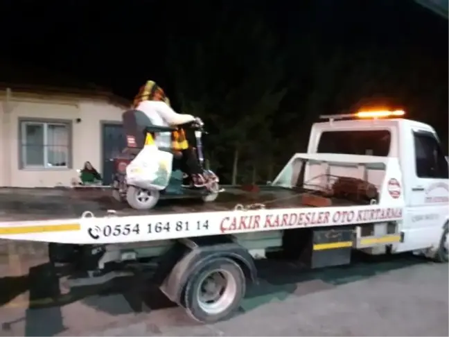 Akülü aracıyla yolda kalan engelli kadını çekici ile evine götürdü