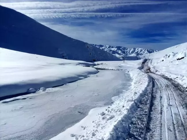 Yeşilöz Deresi dondu, 3 bin rakımlı yayla beyazlar içinde kaldı