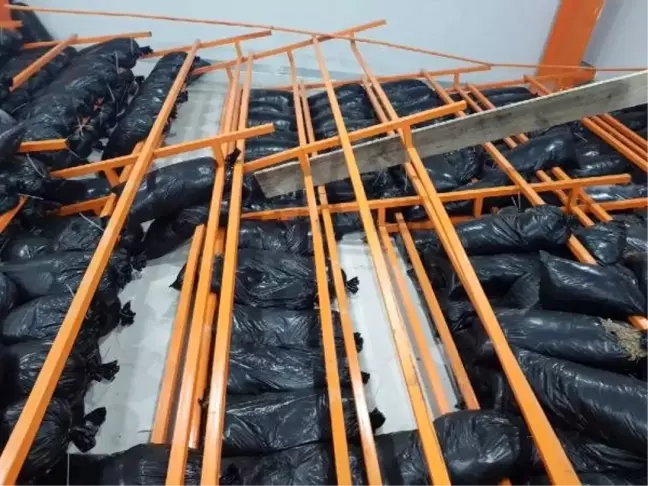 Çelik rafların altında kalan bir kişi öldü, 3 kişi yaralandı