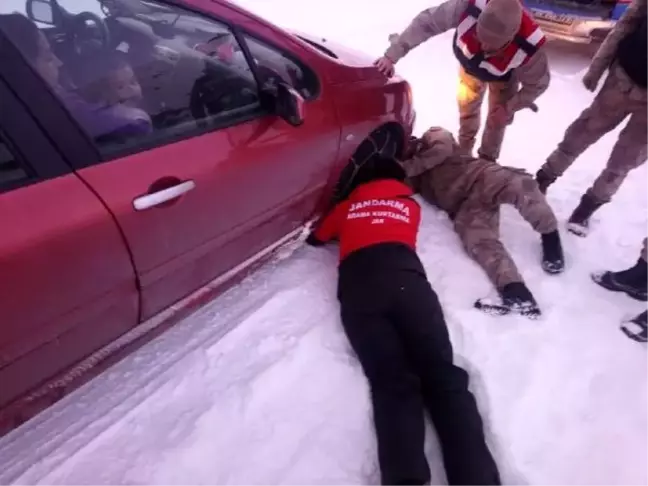 Karda mahsur kalan aileyi JAK timi kurtardı
