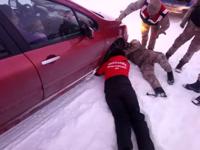 Sarıkamış'ta mahsur kalan aile JAK timlerince kurtarıldı