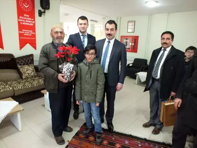 Kaymakam Akköz ve öğrenciler huzurevini ziyaret etti