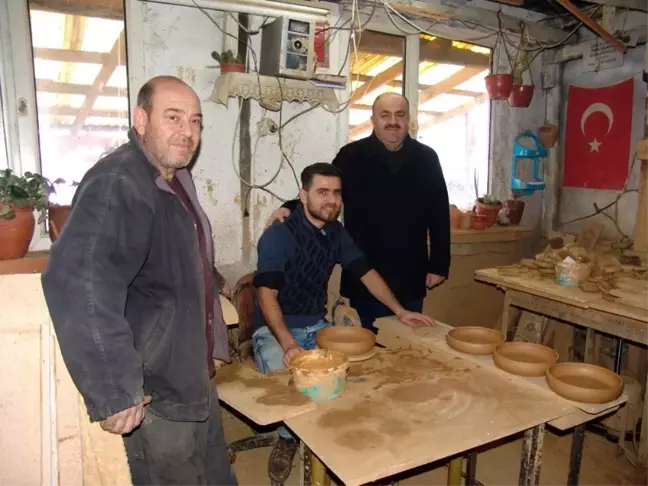 Bilecik Göç İdaresi Müdürü San'dan Suriyeli çömlek ustasına ziyaret