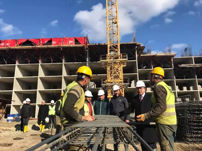AK Parti Bartın Milletvekili Tunç, yurt inşaatında incelemede bulundu