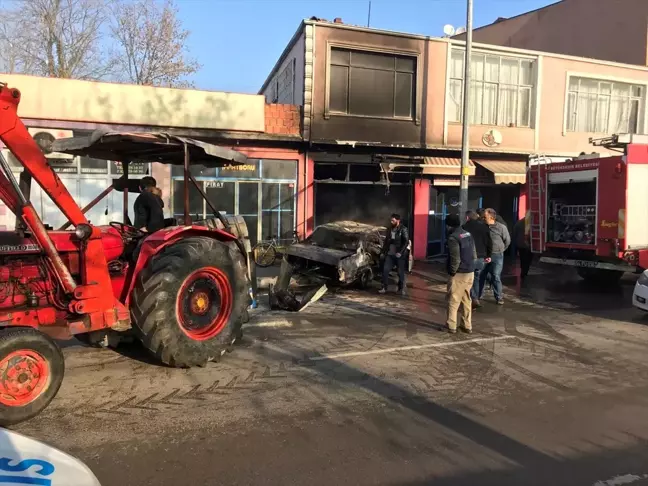 Sakarya'da çıkan yangında oto tamirhanesi ve bir araç zarar gördü