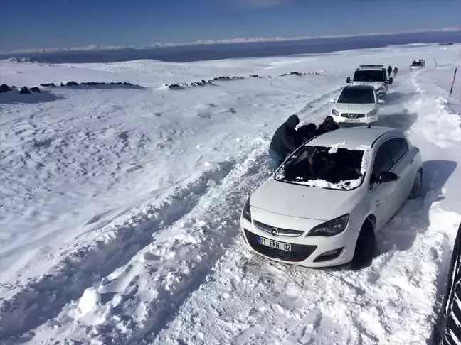 Karacadağ'da tipi nedeniyle mahsur kalanlar kurtarıldı