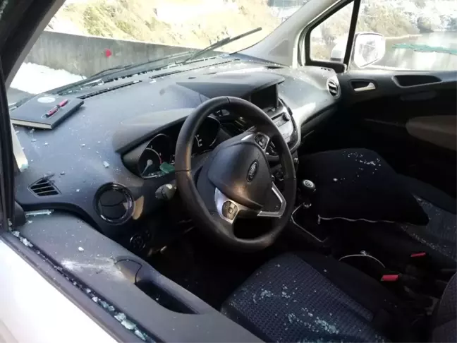 Yamaçtan kopan kaya parçası araca çarptı: 1 ağır yaralı
