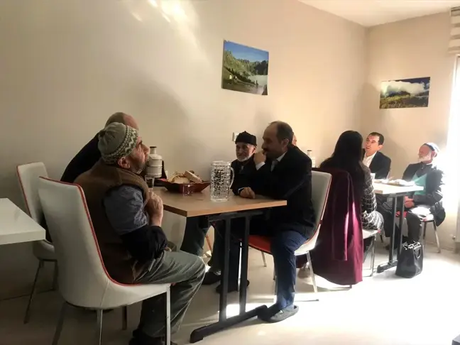 Yusufeli Kaymakamı Özdemir, yaşlı konuk evindeki yaşlılarla bir araya geldi