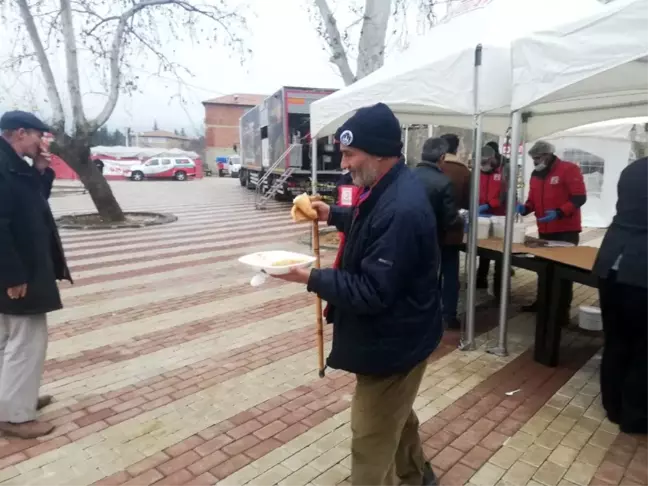 Deprem bölgesinde her gün sıcak yemek dağıtımı yapılıyor