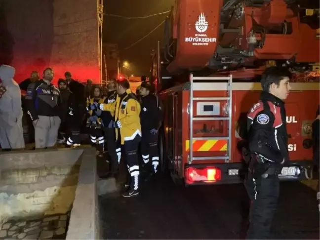 Üsküdar'da gecekondunun çatısında yangın: 3 kişi dumandan etkilendi