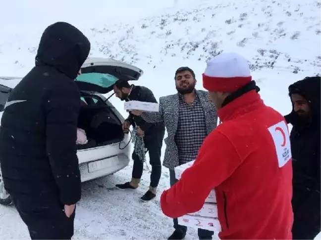 Yolda kalanların yardımına Kızılay koştu