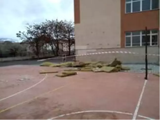 Şiddetli esen rüzgar, okulun dış kaplama malzemelerini yerinden söktü